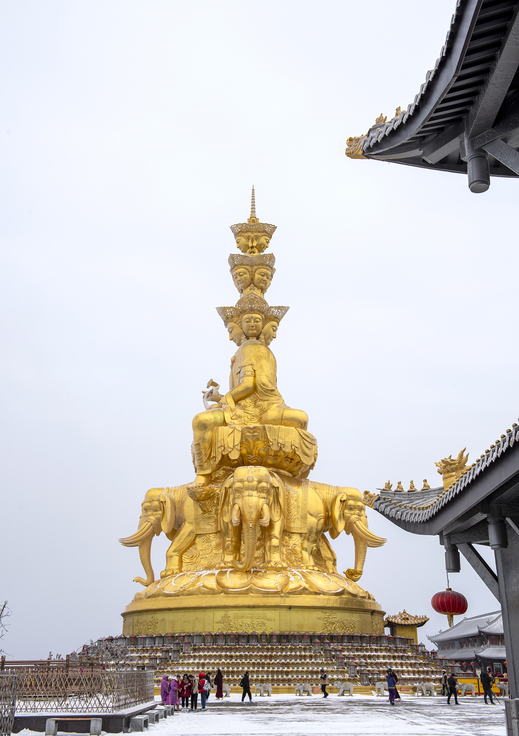 白雪覆盖的峨眉山金顶金色佛像