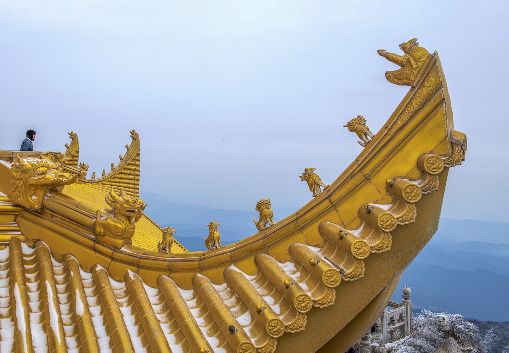 白雪覆盖的峨眉山金顶金色古建筑房橼