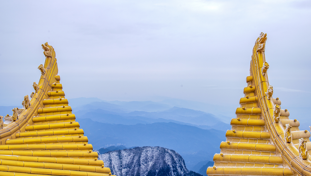 峨眉山金顶两个高高竖起的金色的古建筑房橼