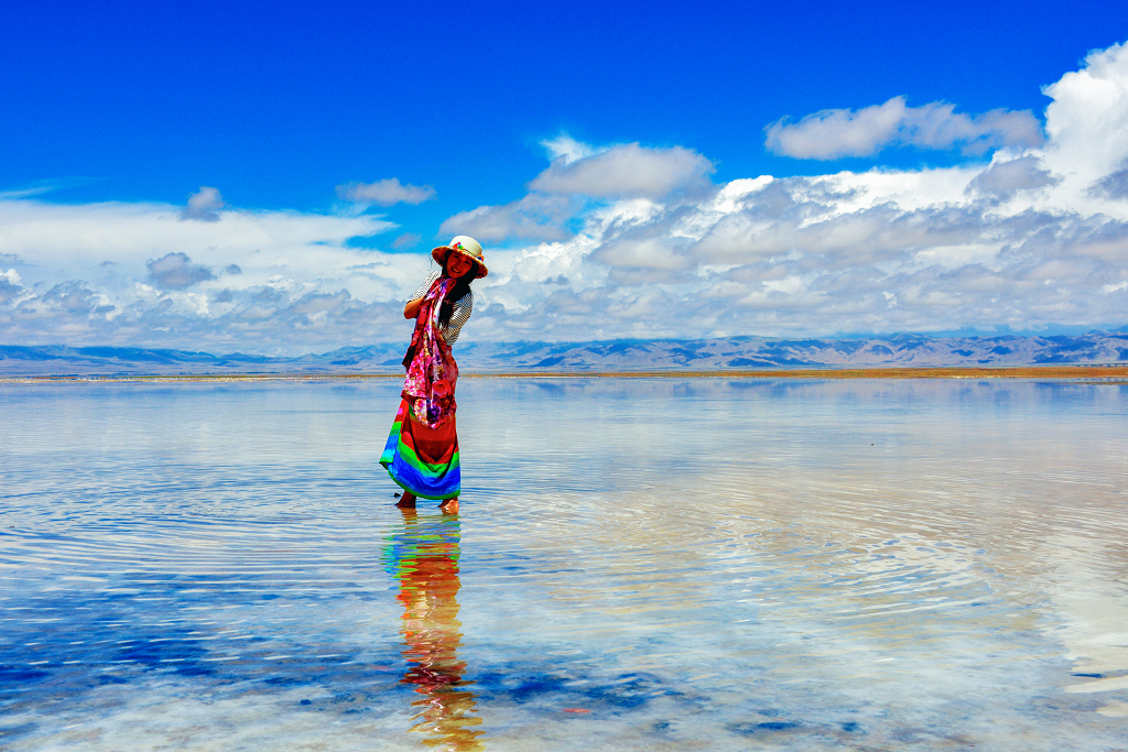 青海茶卡盐湖湖面上拍照的少女