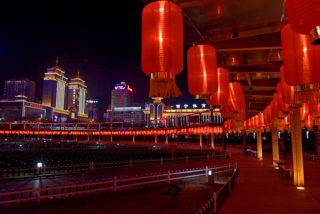 春节广场上的大红灯笼