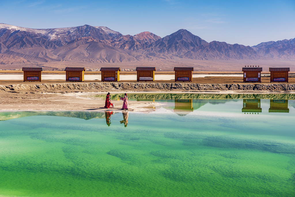 青海翡翠湖上拍照的女孩