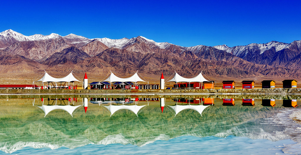 雪山下美丽的翡翠湖