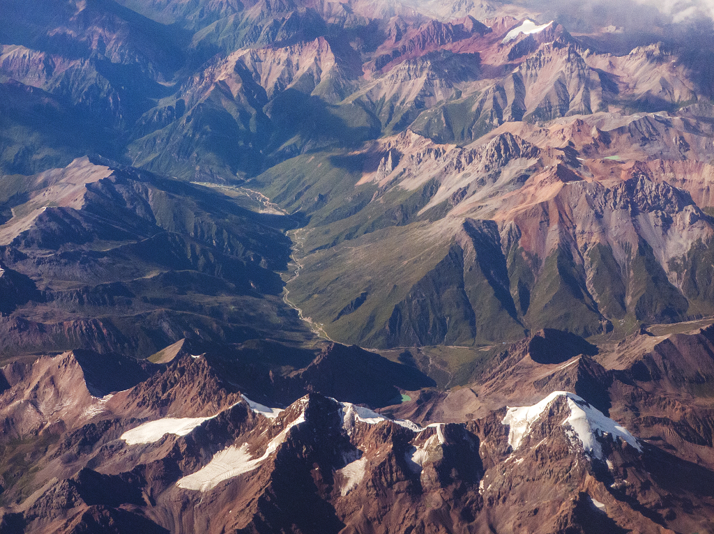 航拍西宁到拉萨的青藏高原雪山风光