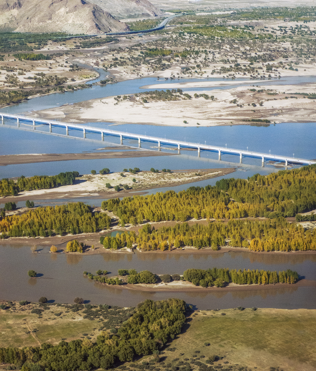 航拍拉萨河大桥的秋色