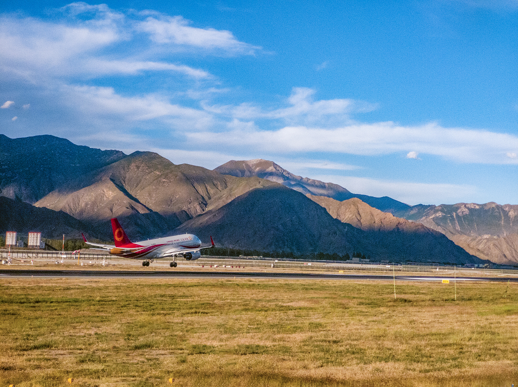 拉萨贡嘎机场一架即将腾空的民航飞机