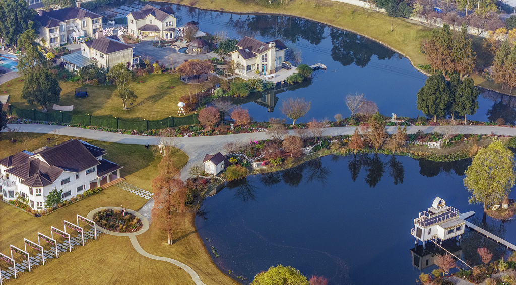 秋日里水塘边的唯美小镇