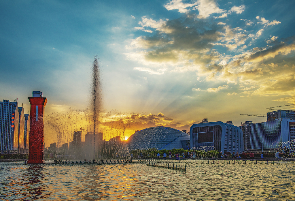西宁海湖新区科技馆晚霞