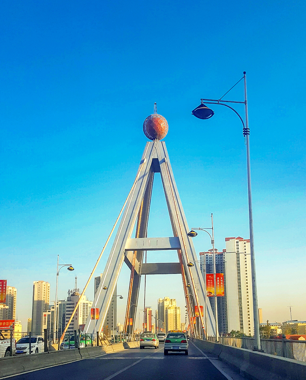 晚霞照映在西宁昆仑桥上