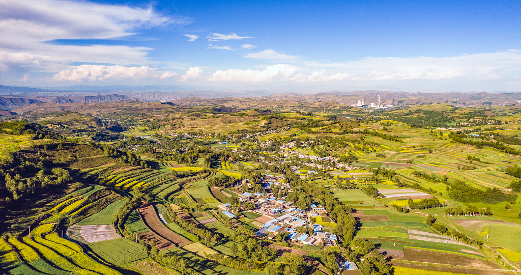 航拍青海美丽山村