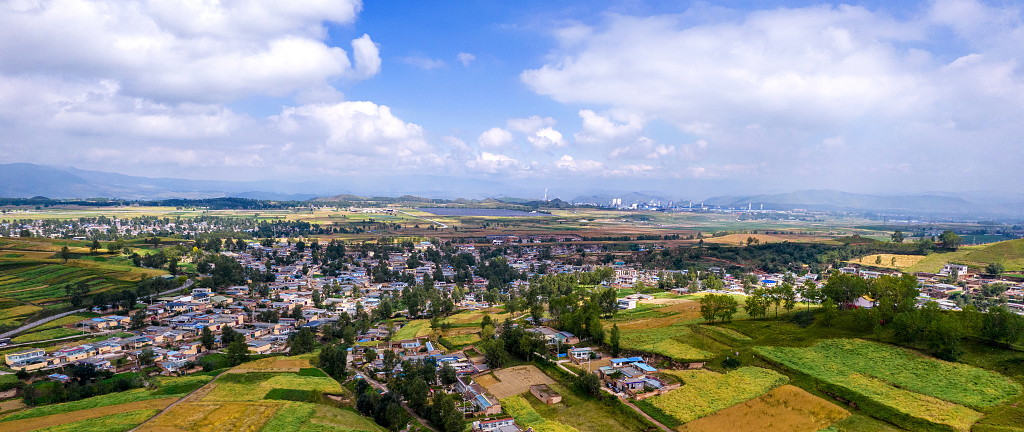 青海湟中秋日里五彩缤纷的美丽小山村