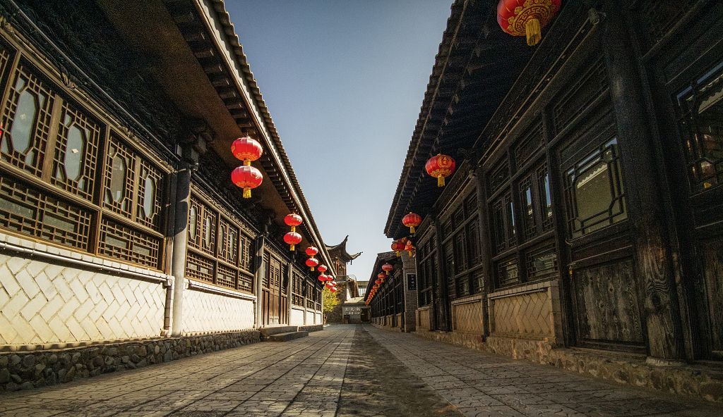 古镇屋檐下挂着两排大红灯笼