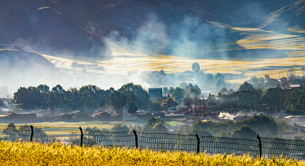 卓尔山下炊烟袅袅的小山村