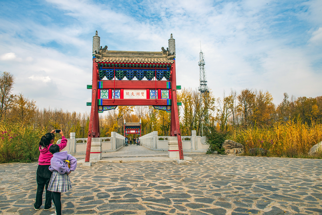 俩女孩拍摄秋色