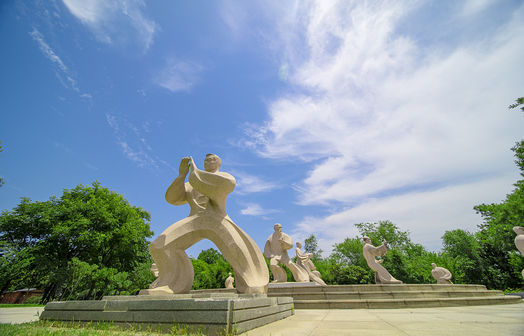 太极拳石雕像