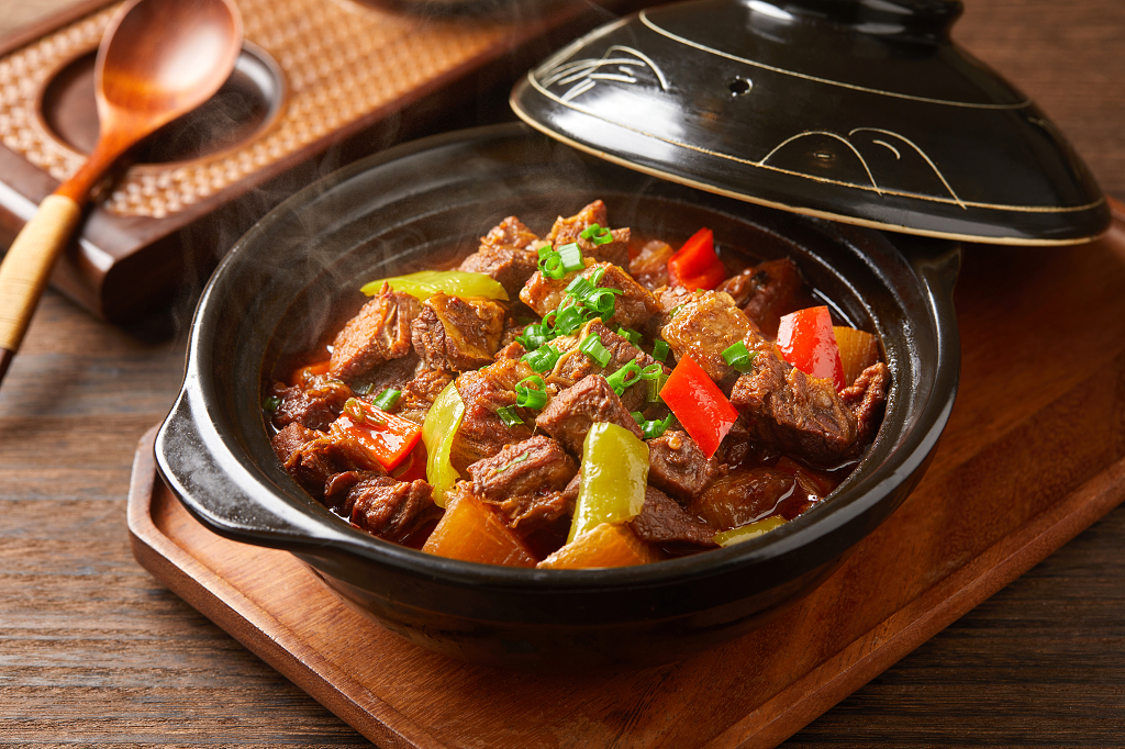 餐饮俯视拍摄萝卜牛腩煲美食