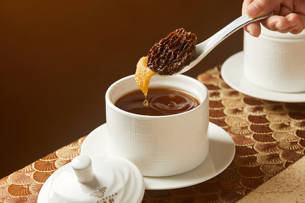 餐饮俯视拍摄茶树菇鸭汤美食