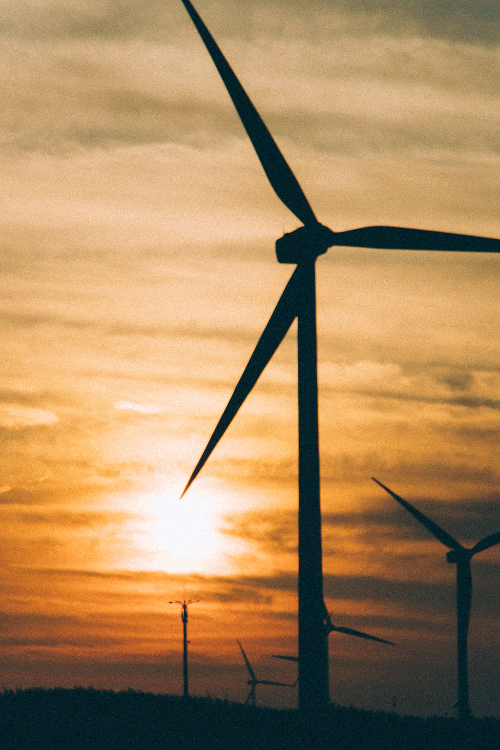 福州平潭海边日落的风车