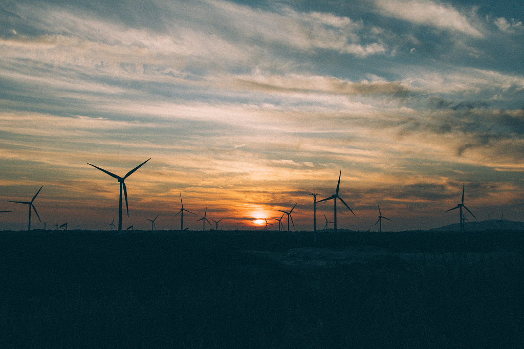 福州平潭海边日落的风车
