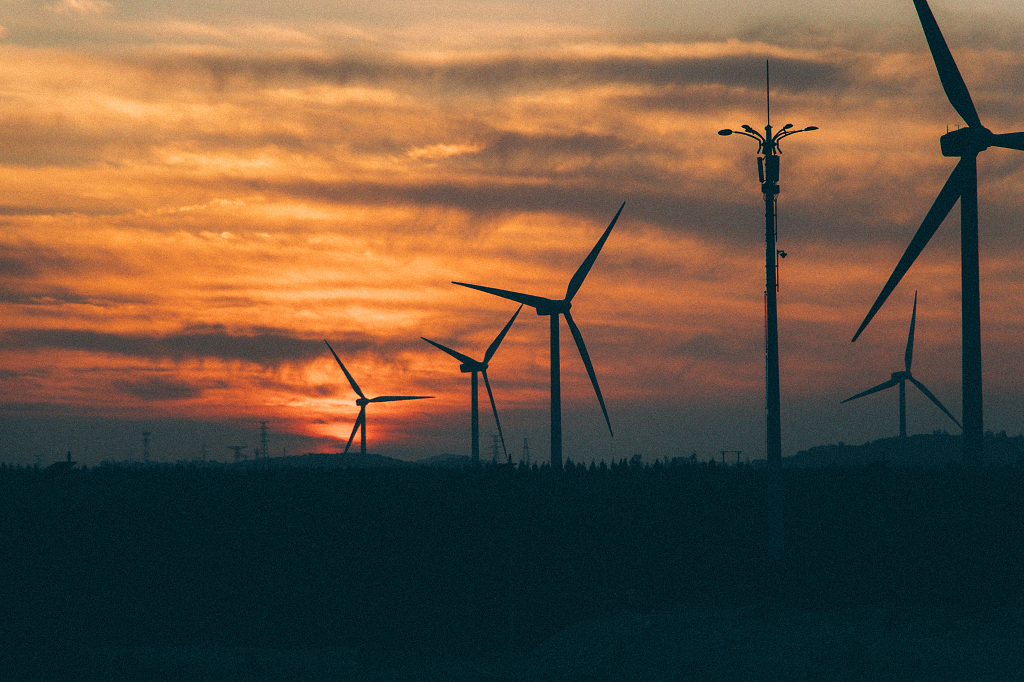 福州平潭海边日落的风车