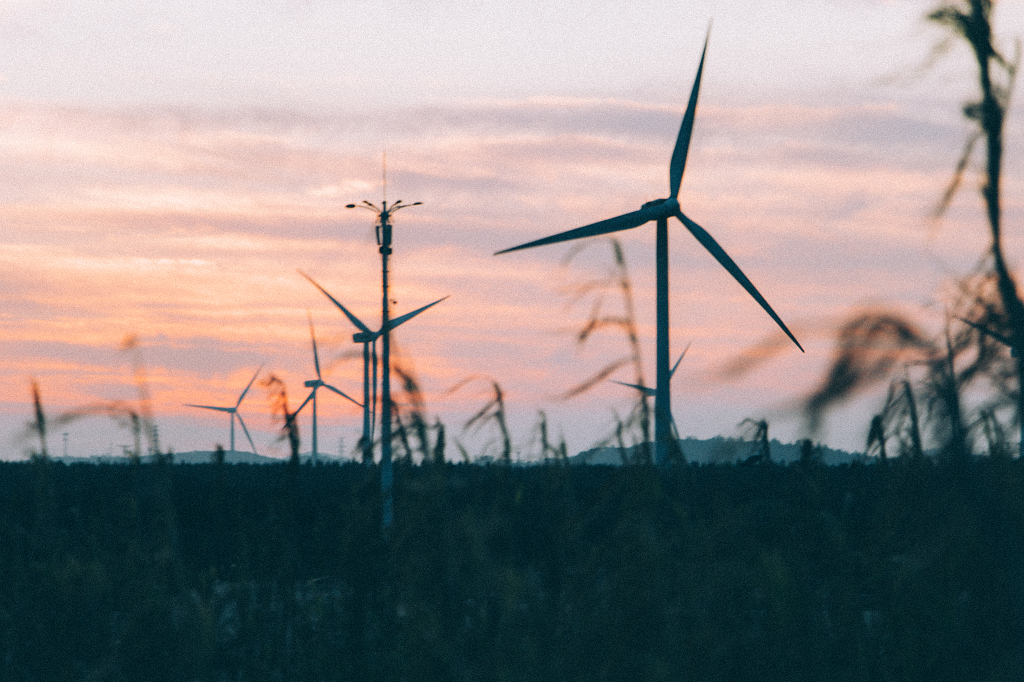 福州平潭海边日落的风车