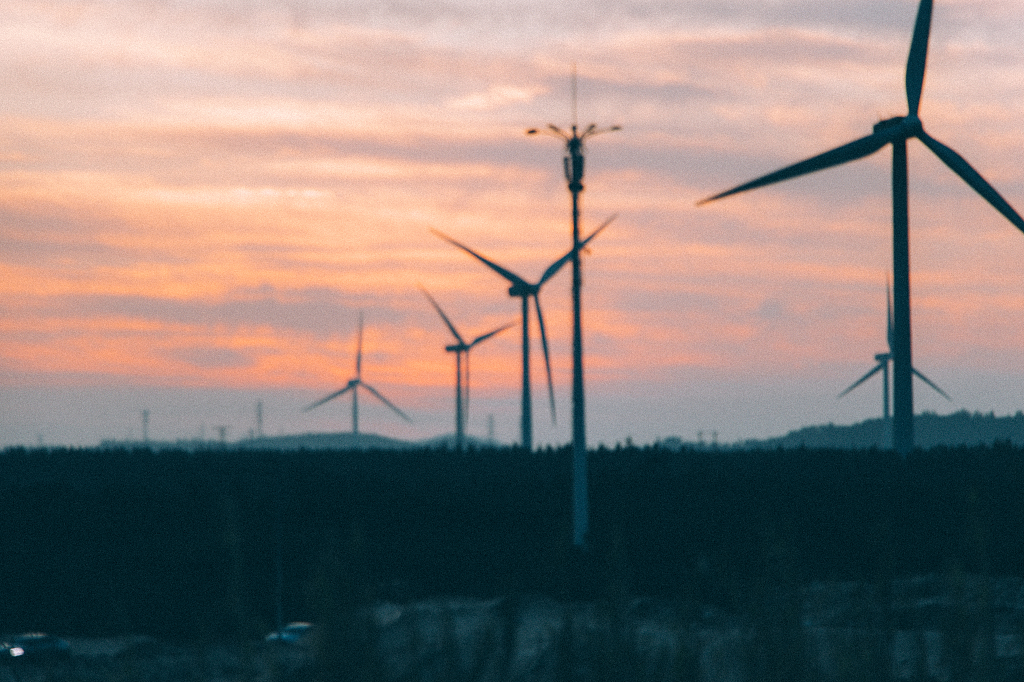 福州平潭海边日落的风车
