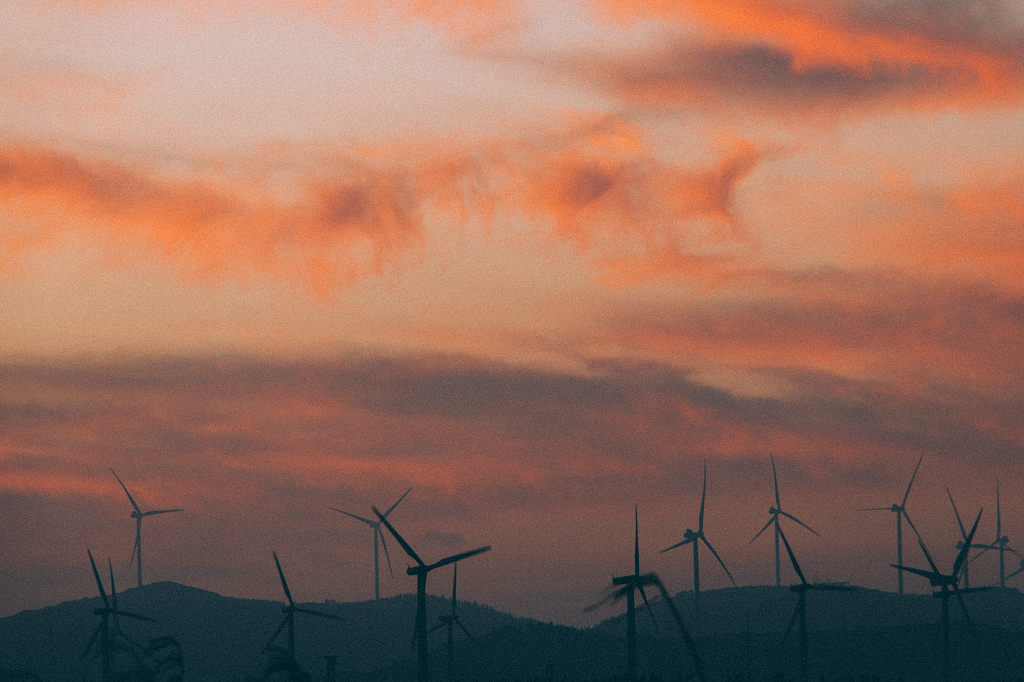 福州平潭海边日落的风车