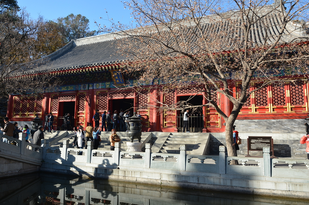 秋天植物园的古建筑勤政殿