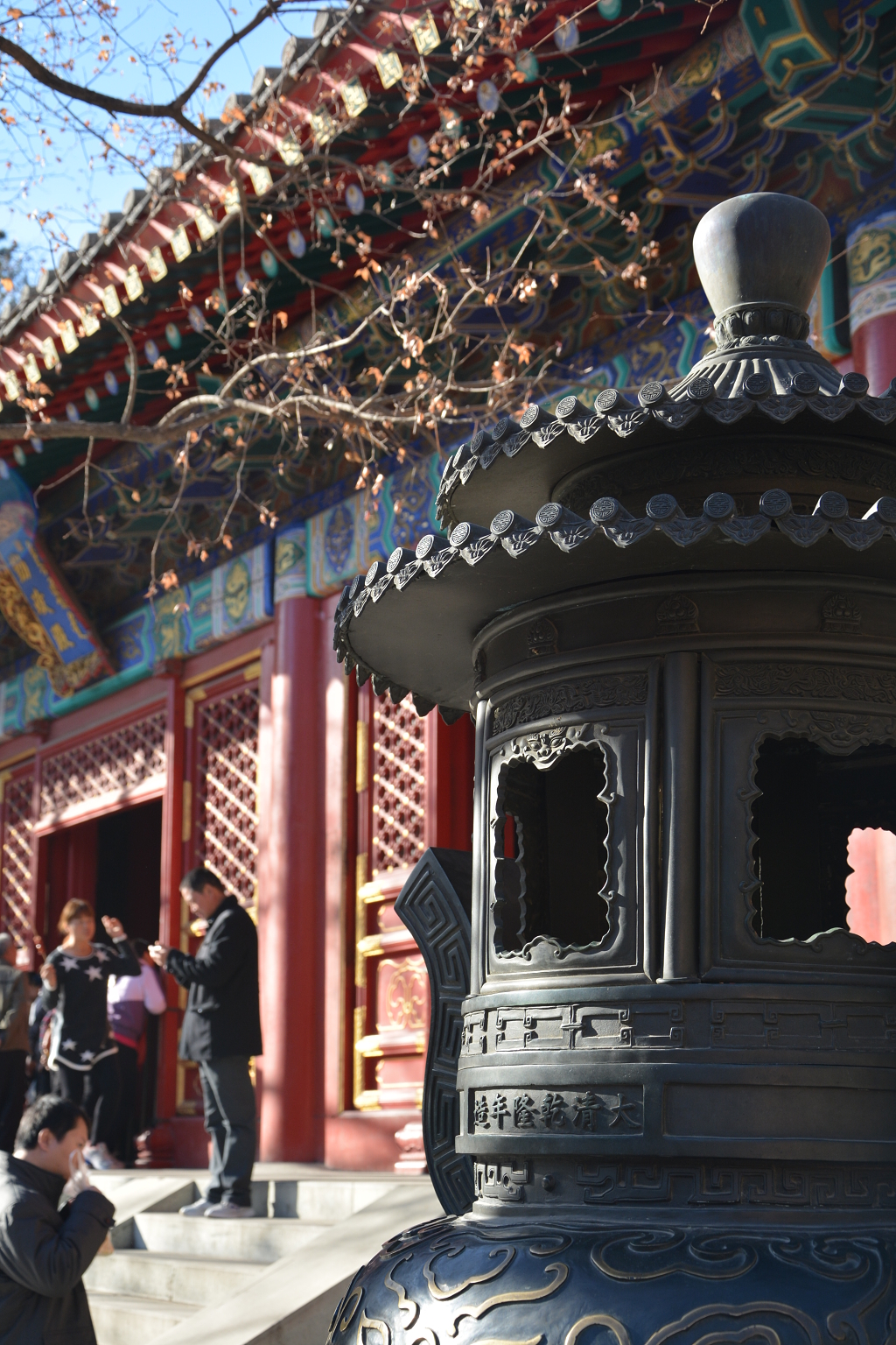 秋天植物园内勤政殿前香炉