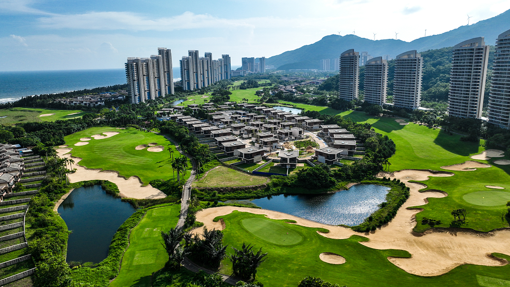 俯瞰高尔夫球场风光