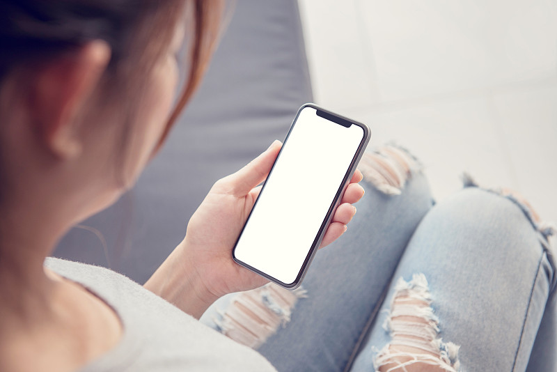 近距离的女人手持智能手机