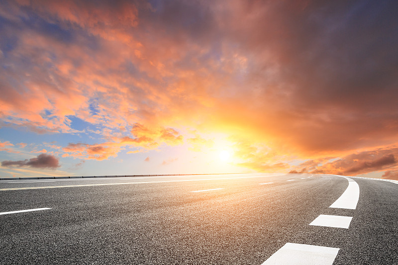 沥青路和美丽的日落天空景观