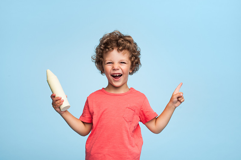 蓝色铅笔模型的孩子