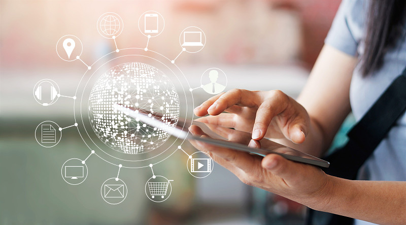 女性使用移动支付在线购物和图标客户网络连接的屏幕上，移动银行和全渠道