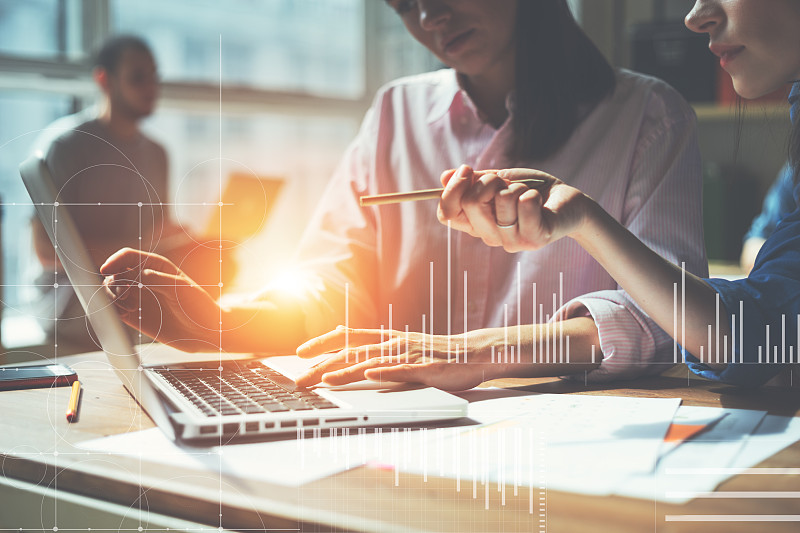 团队在阁楼办公室的一个项目