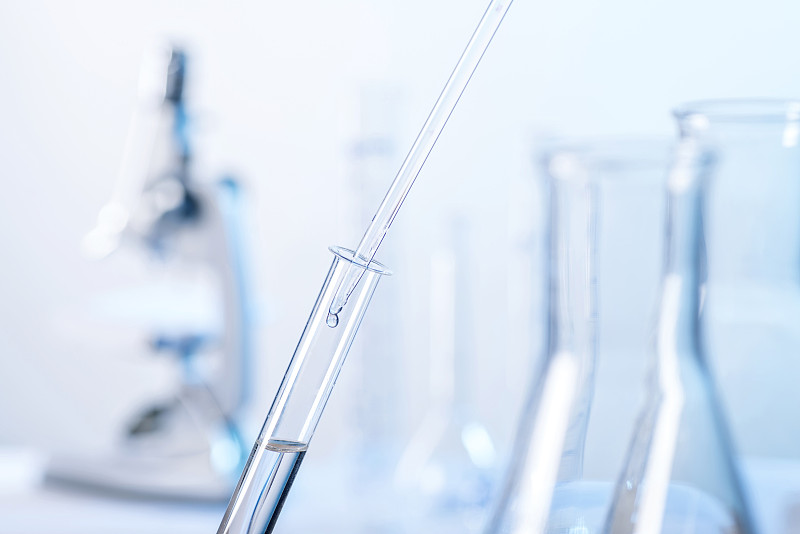 玻璃滴管和一个大玻璃