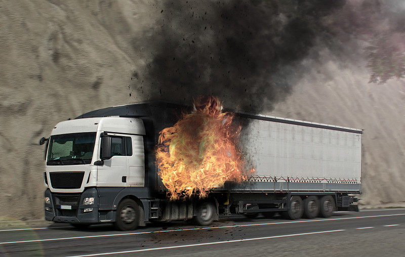 卡车着火了。