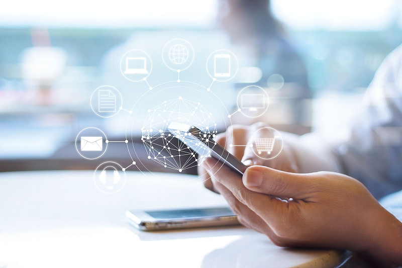 男人使用移动支付，持有圈全球和图标客户