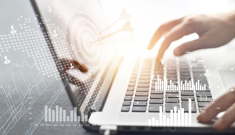 以笔记本电脑为背景，以数字图标为商业理念，制定网络连接投资目标策略