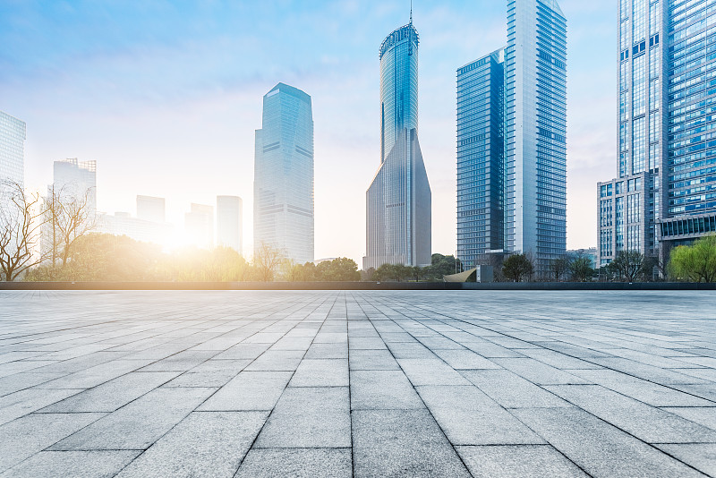 日落时分的城市广场