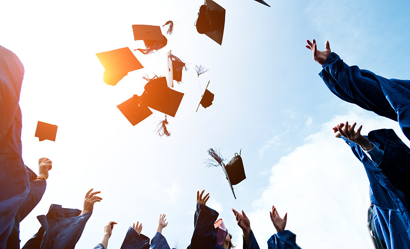 毕业扔帽子