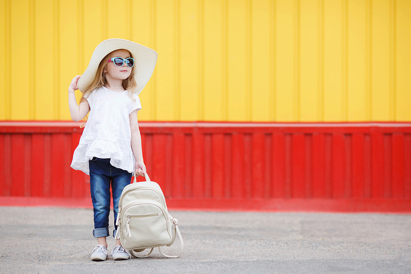 背着白色背包的小女生