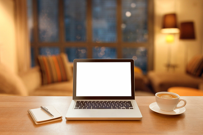 桌上放着笔记本电脑，散焦公寓客厅