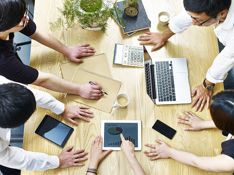 商务人士在办公室开会