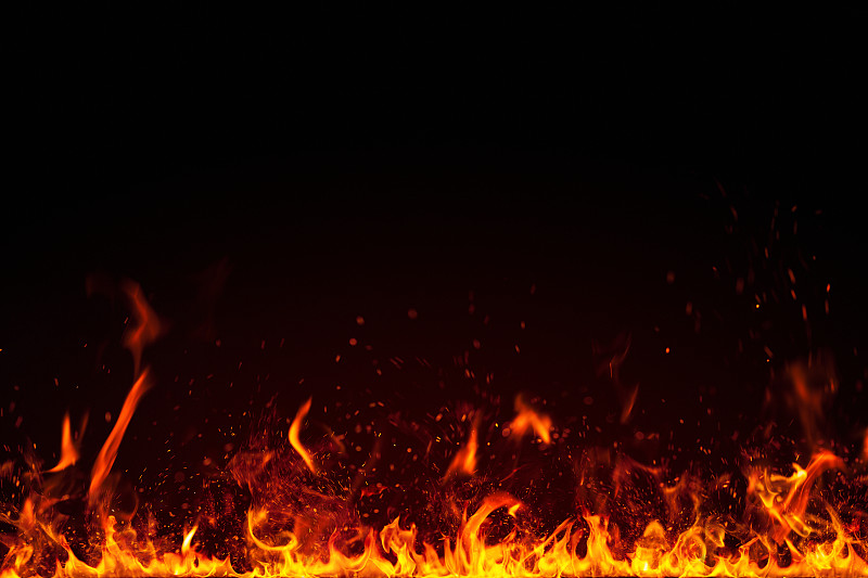 真实的火焰和火花粒子隔离在黑色上