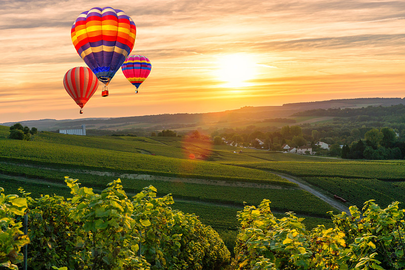 夕阳西下，彩色的热气球飞过园，法国