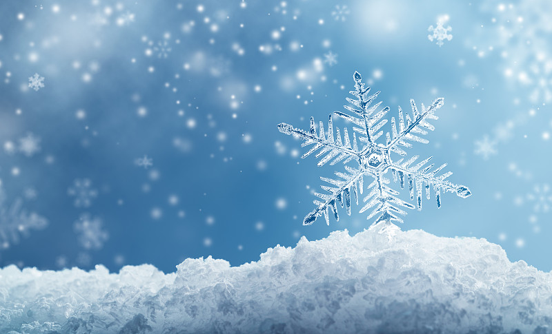 宏观雪花和飘落的散焦雪花