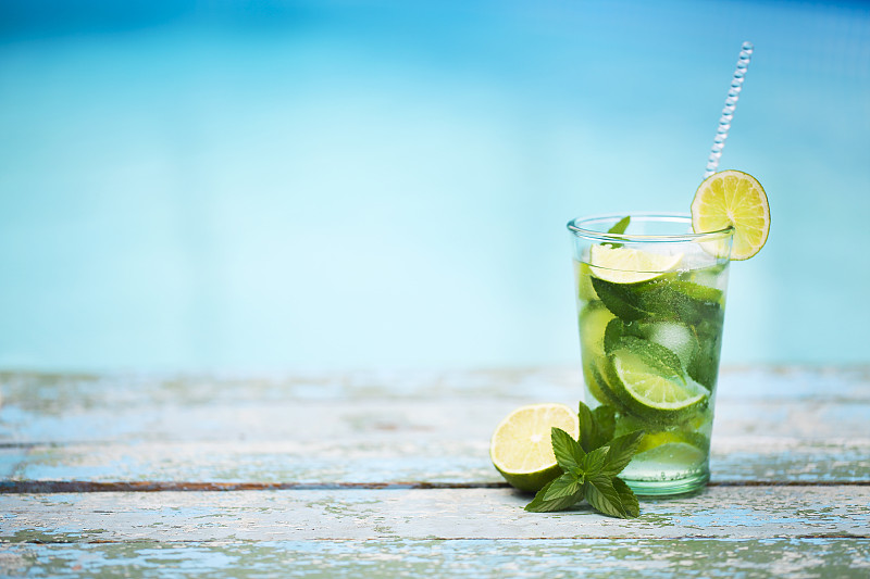 泳池边，海滩边的鸡尾酒杯。莫吉托