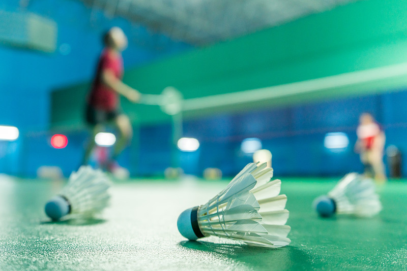 有运动员比赛的羽毛球场地