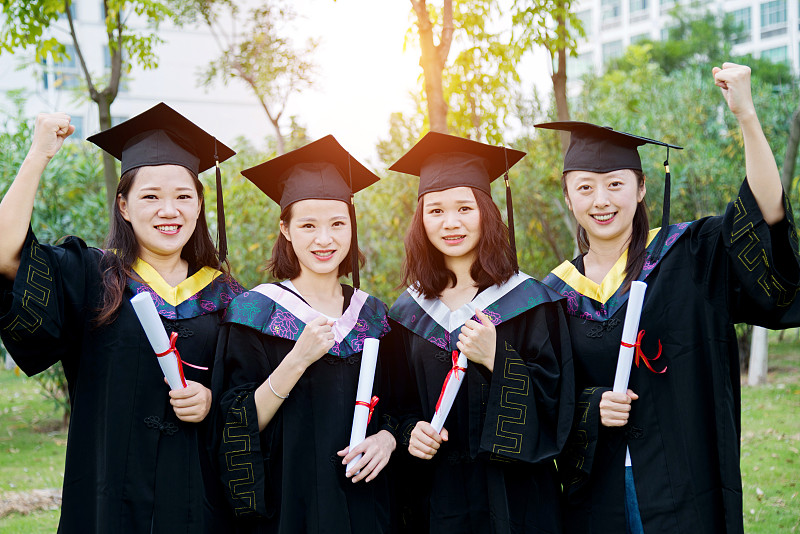 微笑的毕业生一起